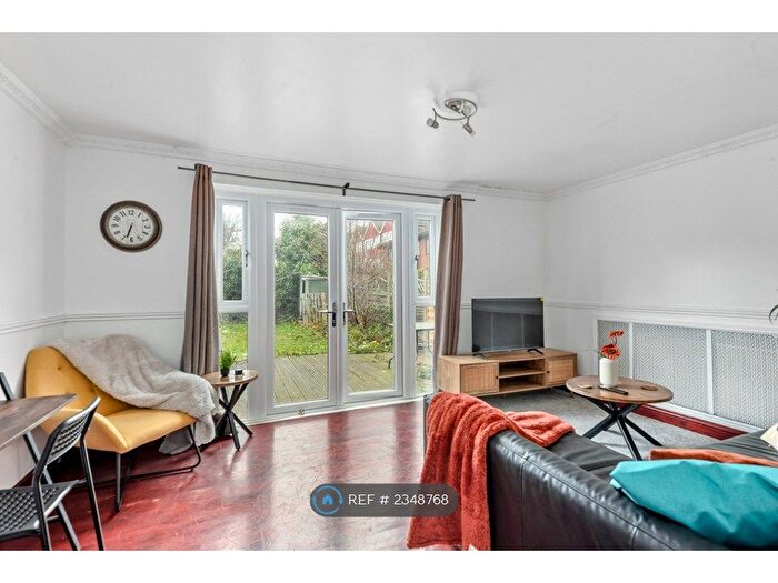 3 Bedroom Semi-Detached House To Rent In Stamford Road, Seven Sisters, N15