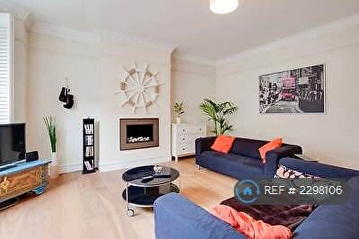 3 Bedroom Flat To Rent In The Ridgeway, London, NW11