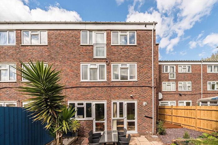 2 Bedroom Flat To Rent In Bradley Close, Bradley Close, N7