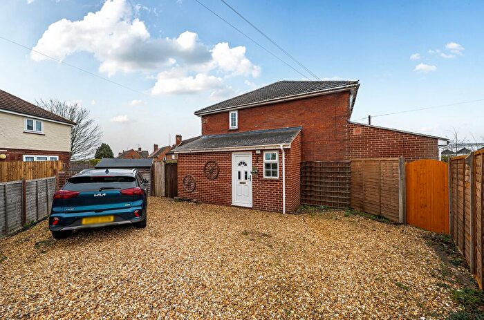 3 Bedroom Semi Detached House For Sale In Merton Road, Basingstoke, Hampshire, RG21