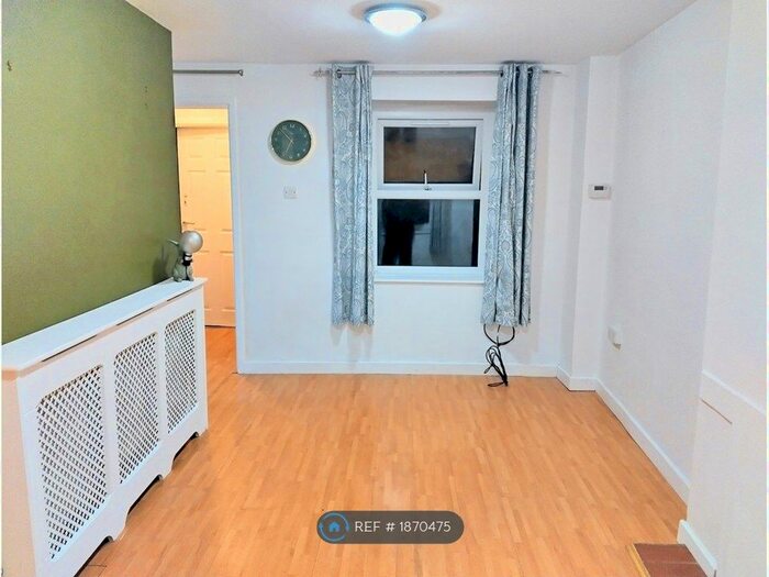 1 Bedroom Flat To Rent In Garston Street, Shepton Mallet, BA4