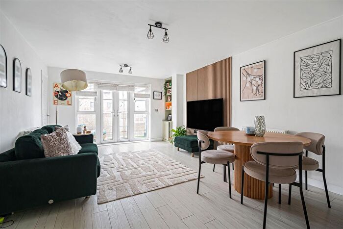 2 Bedroom Flat For Sale In Constables Way, Hertford, SG13