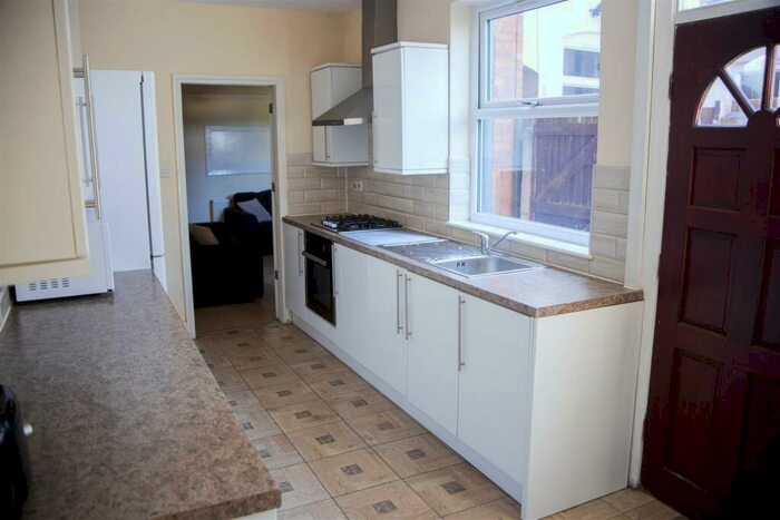 4 Bedroom House To Rent In Warwards Lane, Birmingham, B29