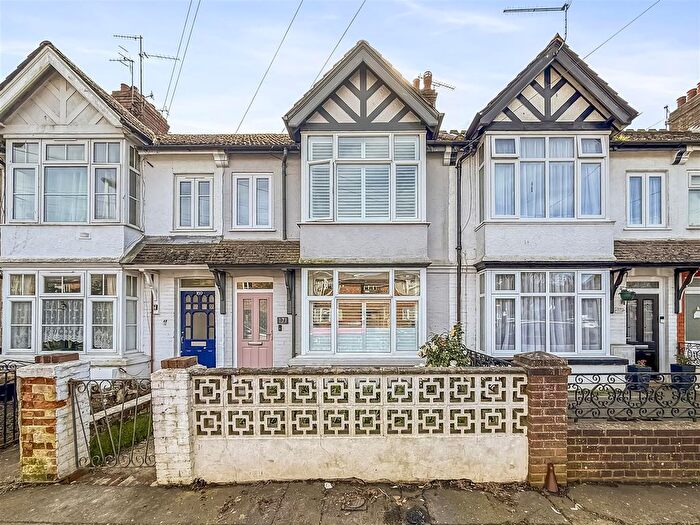 4 Bedroom Property For Sale In Pavilion Road, Worthing, BN14