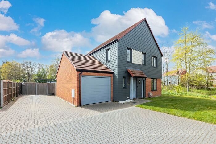 4 Bedroom Detached House For Sale In Wainscot Drive, Bradwell, Great Yarmouth, NR31