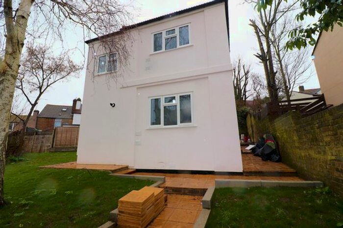 4 Bedroom Detached House To Rent In Luton Road, Chatham, ME4