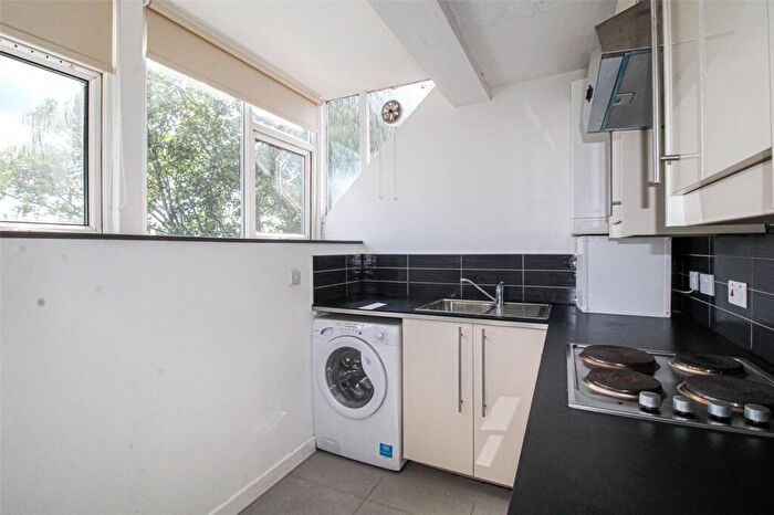 Apartment To Rent In Apt, Brudenell Road #, LS6
