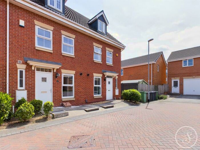 3 Bedroom Town House To Rent In Boulevard Rise, Leeds, LS10