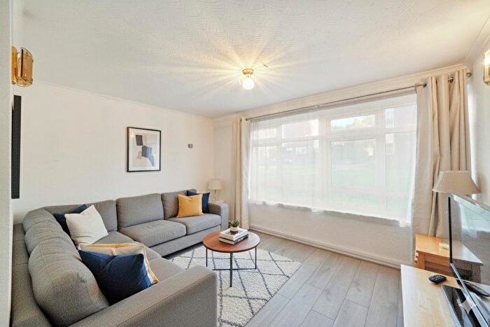3 Bedroom Flat For Sale In East Finchley, London, N2