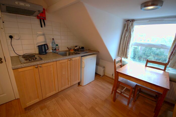 Studio To Rent In Chiswick High Road, London, W4