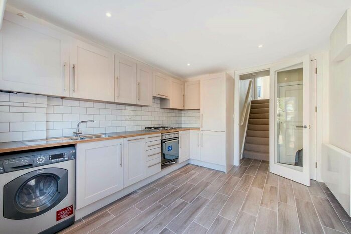 3 Bedroom Flat To Rent In Rosebury Road, Fulham, London, SW6