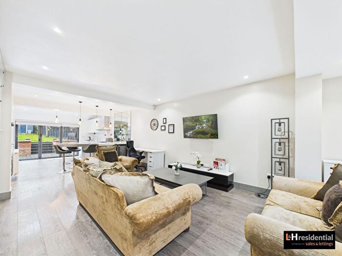 3 Bedroom Terraced House For Sale In Stretton Way, Borehamwood, WD6