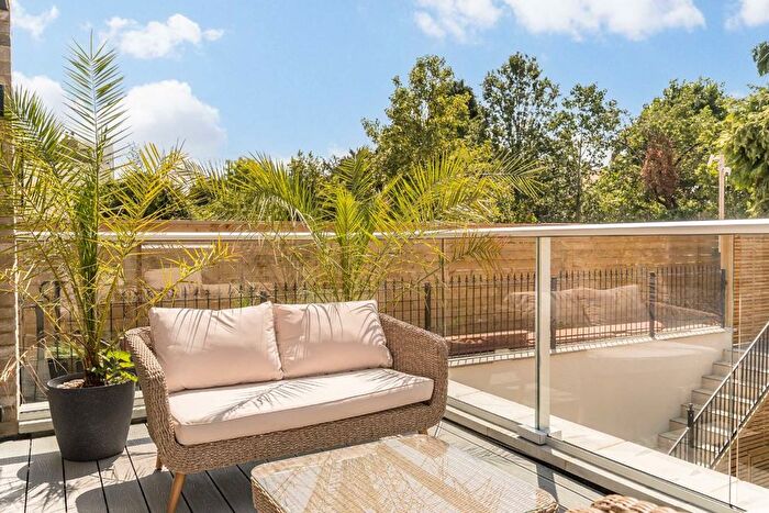 3 Bedroom Flat For Sale In Creswick Road, Acton, W3