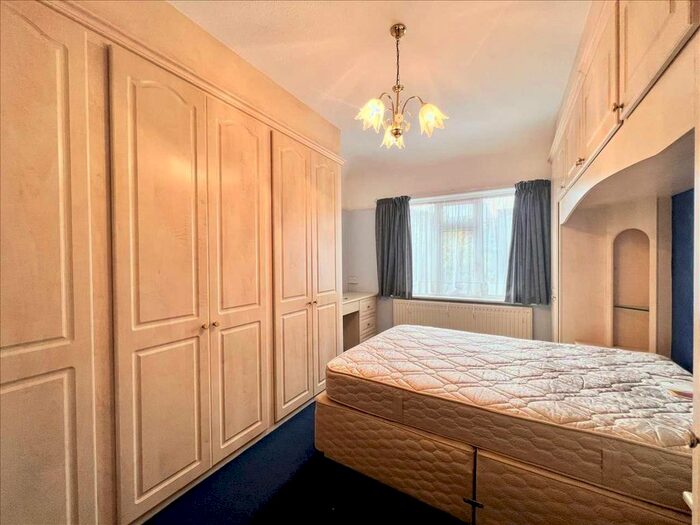 2 Bedroom Bungalow For Sale In Highlands Estate, Leigh On Sea, Essex, SS9
