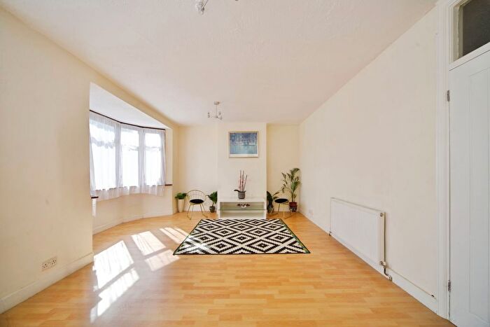 3 Bedroom Flat To Rent In Billet Road, London, E17