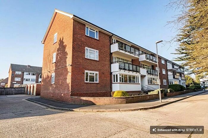 2 Bedroom Flat For Sale In Calthorpe Gardens, Edgware, HA8