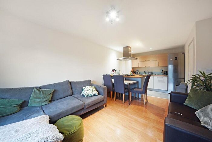 2 Bedroom Flat To Rent In Commercial Road, London, E14