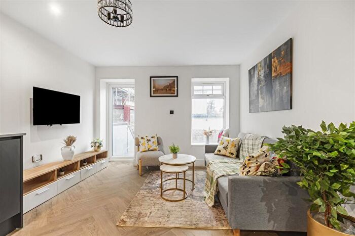 1 Bedroom Flat To Rent In Upper Richmond Road West, East Sheen, SW14
