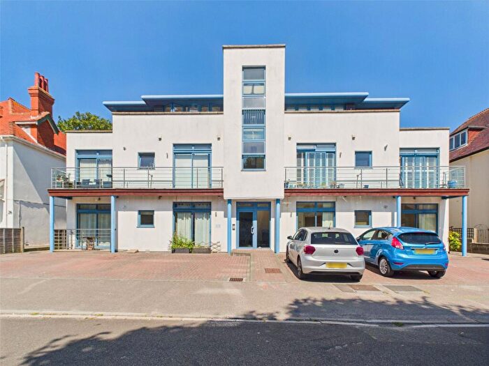2 Bedroom Apartment For Sale In Stourcliffe Avenue, Bournemouth, Dorset, BH6