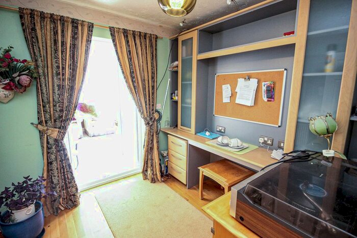 3 Bedroom Bungalow For Sale In Birchfield Drive, Worksop, S80