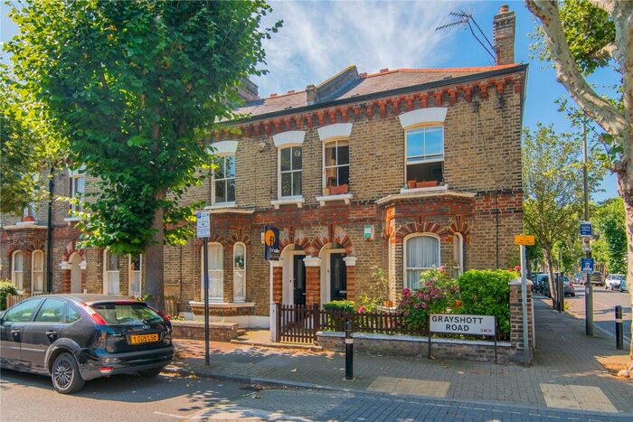 2 Bedroom Flat To Rent In Grayshott Road, London, Uk, SW11