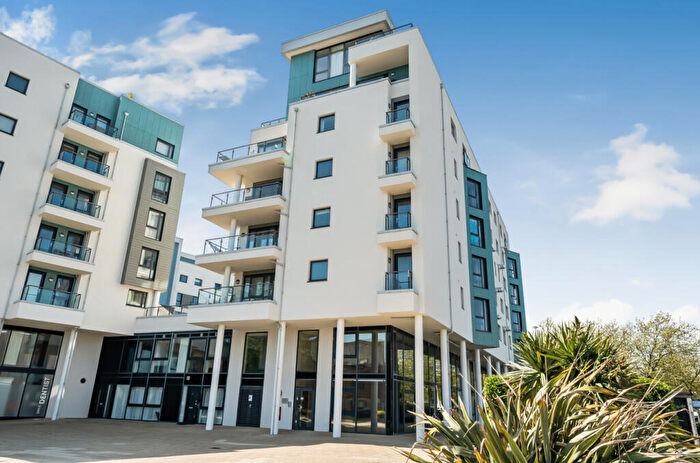 2 Bedroom Flat For Sale In Maritime Walk, Ocean Village, Southampton, Hampshire, SO14