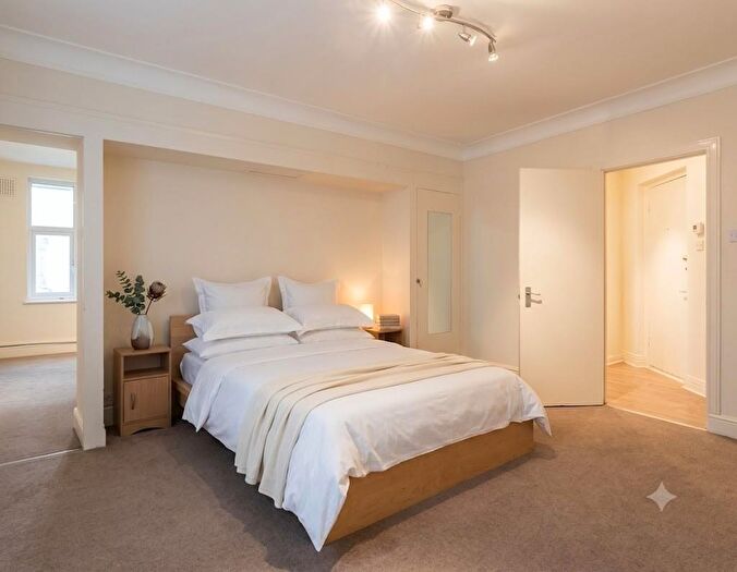 2 Bedroom Flat To Rent In The Broadway, Mill Hill, NW7