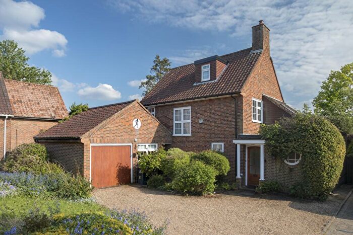 4 Bedroom Detached House For Sale In Wonford Close, Kingston Upon Thames, KT2