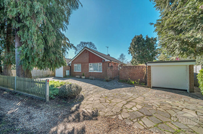3 Bedroom Bungalow For Sale In Burnt Hill Way, Wrecclesham, Farnham, Surrey, GU10