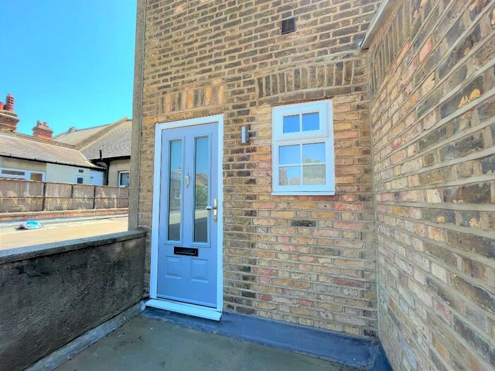 2 Bedroom Flat To Rent In Broadway, Leigh-On-Sea, Essex, SS9