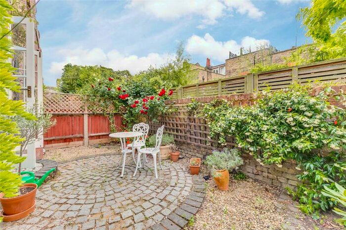 2 Bedroom Apartment To Rent In Western Lane, London, SW12