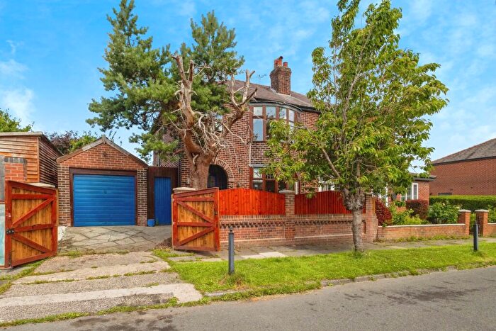 3 Bedroom Semi-Detached House For Sale In Broadway, Droylsden, Manchester, Greater Manchester, M43