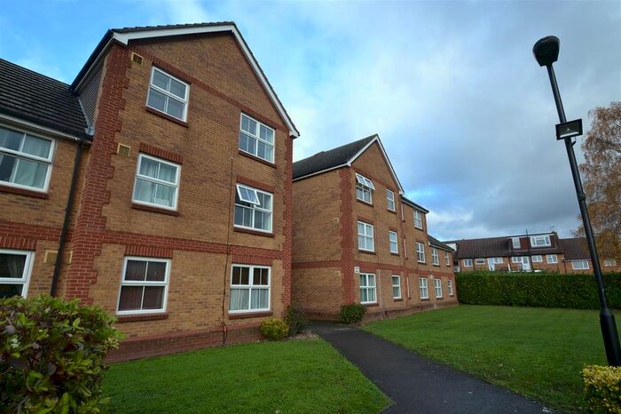 1 Bedroom Flat To Rent In Carlton House, - Staines Road, Feltham, TW14