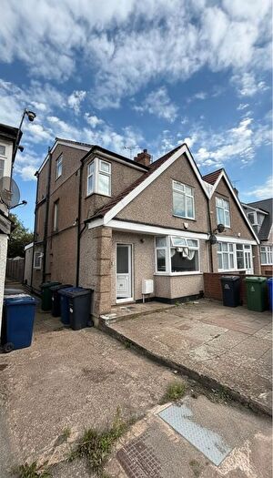 2 Bedroom Maisonette To Rent In Great North Way, London, NW4