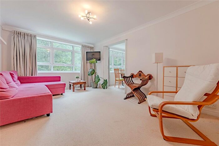 3 Bedroom Apartment For Sale In Newton Court, Oakwood, Leeds, LS8