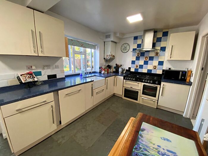5 Bedroom Detached House For Sale In Priory Road, Dunstable, LU5