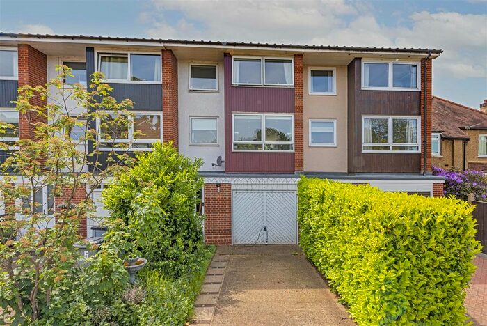 4 Bedroom Property To Rent In Jillian Close, Hampton, TW12