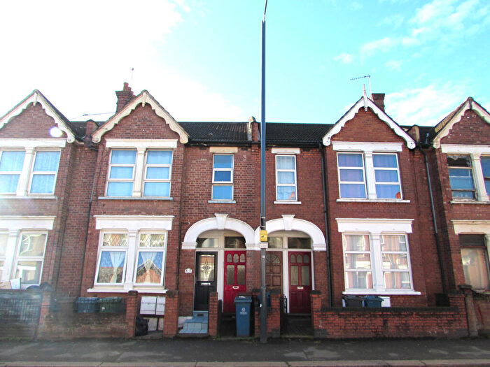 2 Bedroom Maisonette To Rent In Masons Avenue, Harrow Wealdstone, Middlesex, HA3