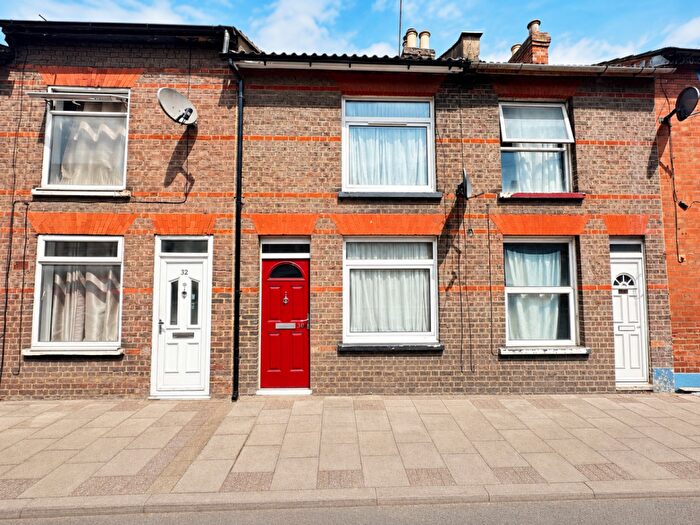 2 Bedroom Terraced House To Rent In Russell Street, Luton, Bedfordshire, LU1