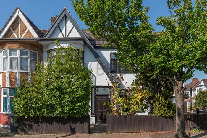 Studio To Rent In Avondale Crescent, Ilford, IG4