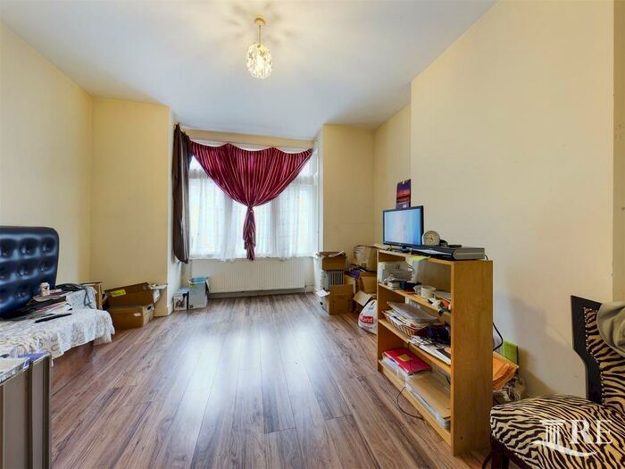 2 Bedroom Flat To Rent In Greenhill Park, London, NW10