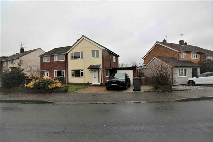 3 Bedroom Semi-Detached House To Rent In Bed Family Home - Tile Kiln, CM2
