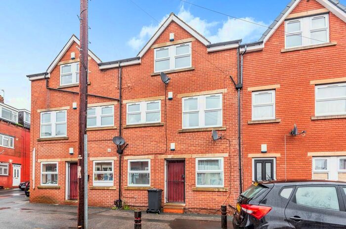 2 Bedroom Flat To Rent In Burley Lodge Road, Hyde Park, Leeds, LS6