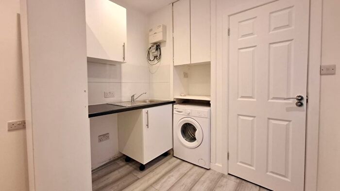 Studio To Rent In Woodville Road, London, NW11