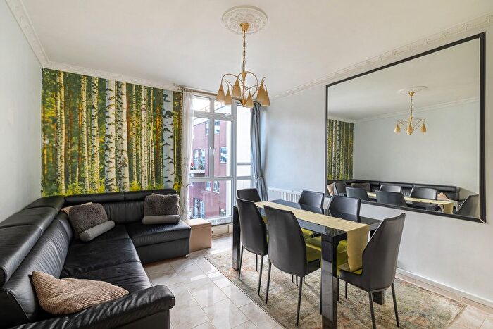 3 Bedroom Flat To Rent In Hallfield Estate, Bayswater, W2