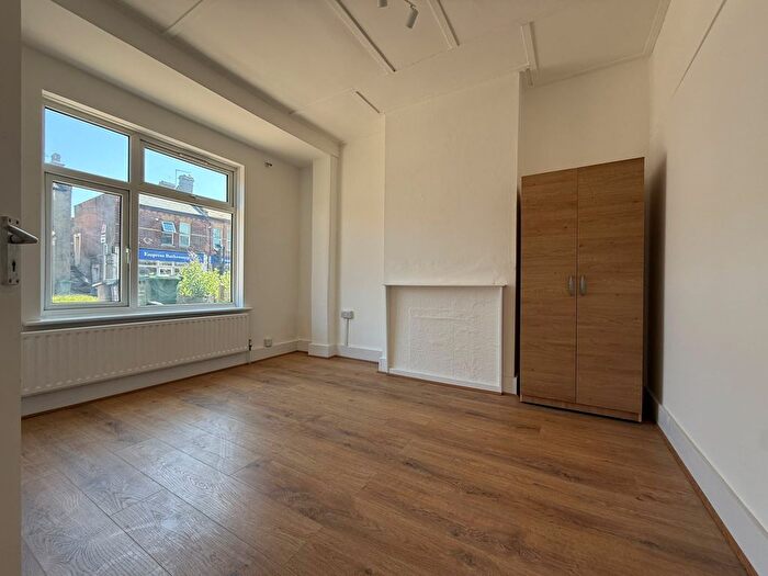 2 Bedroom Terraced House To Rent In Long Lane, London, London, N3