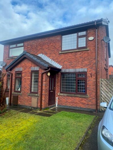 2 Bedroom Semi-Detached House To Rent In Astbury Close, Oldham, OL4