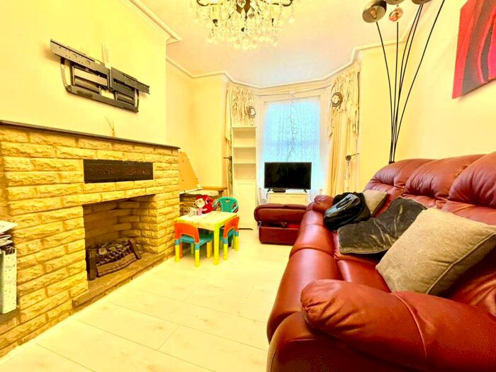 3 Bedroom Terraced House To Rent In Wilton Road, Reading, Berkshire, RG30