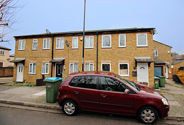3 Bedroom Property To Rent In Camelot Close, London, SE28