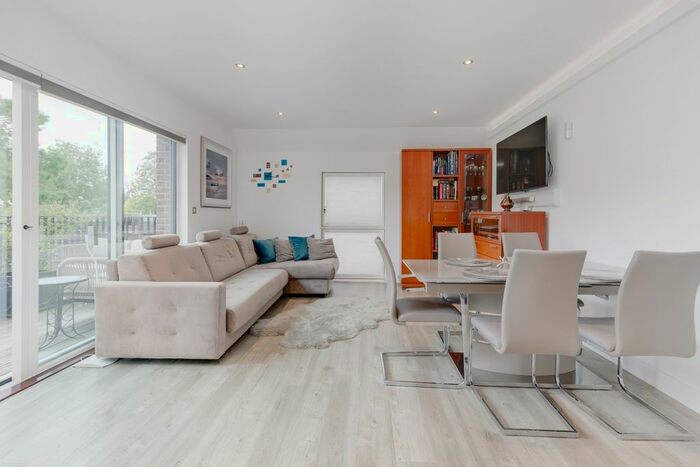 2 Bedroom Flat To Rent In Woodside Avenue, London, N10